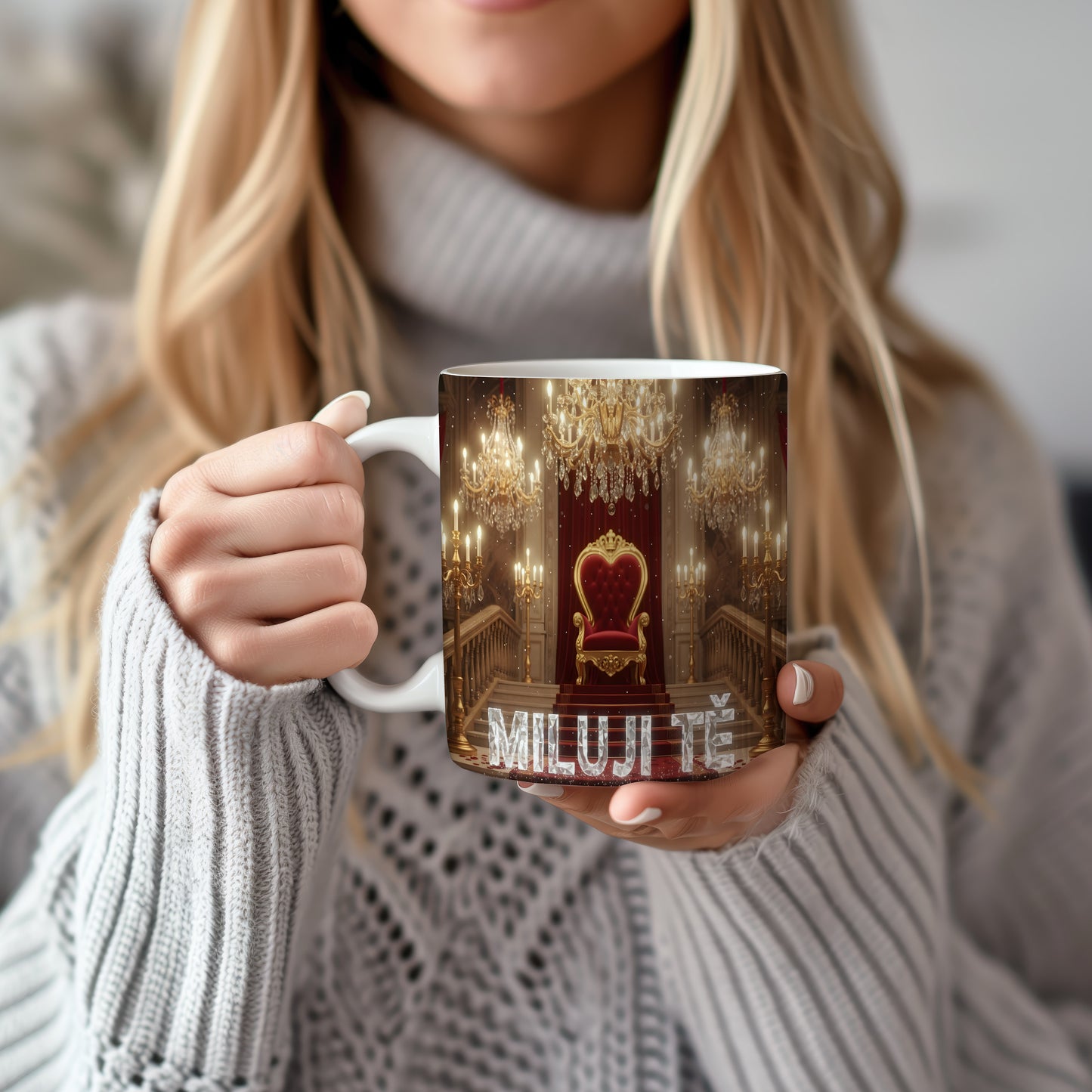 Luxusní hrnek s nápisem MILUJI TĚ a královským trůnem.