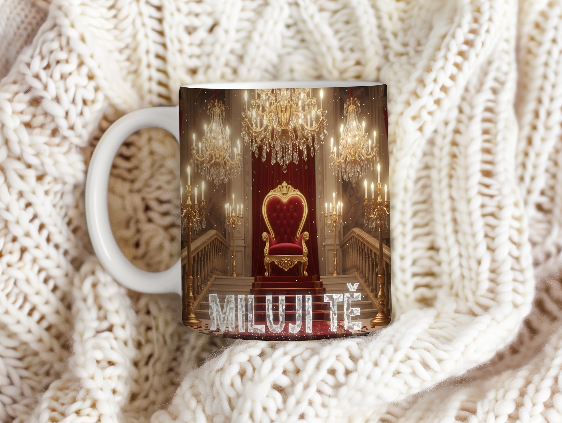 Luxusní hrnek s nápisem MILUJI TĚ a královským trůnem.