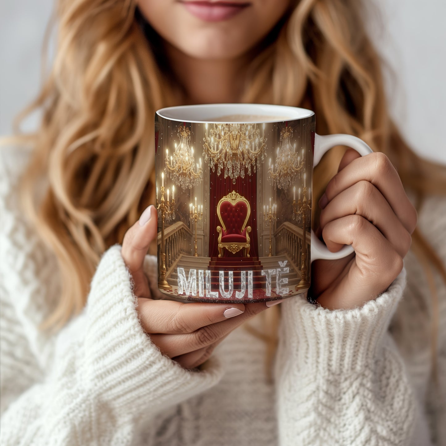 Luxusní hrnek s nápisem MILUJI TĚ a královským trůnem.