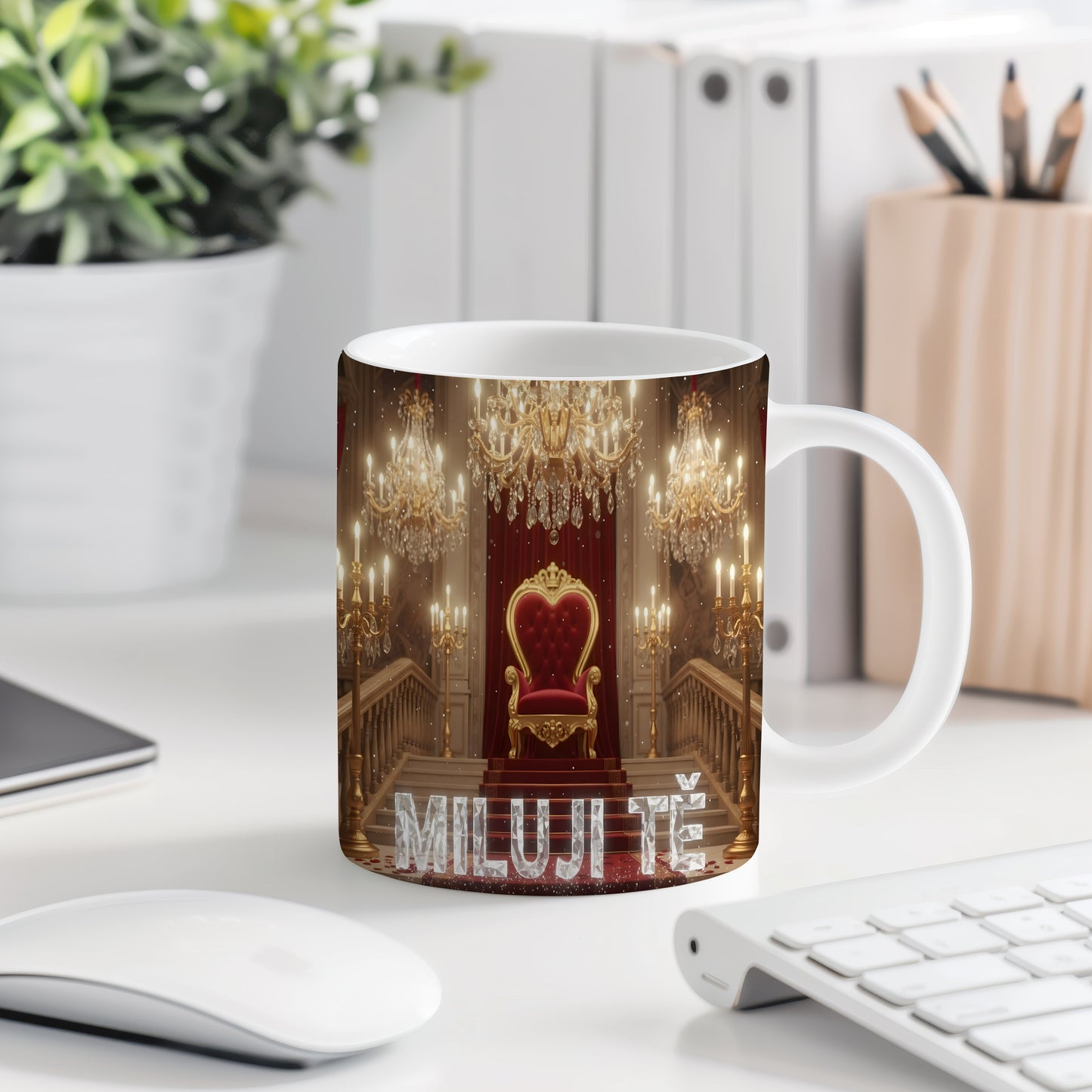 Luxusní hrnek s nápisem MILUJI TĚ a královským trůnem.