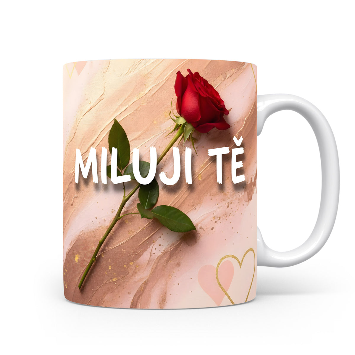 Hrnek s červenou růží a nápisem MILUJI TĚ na pastelovém pozadí.