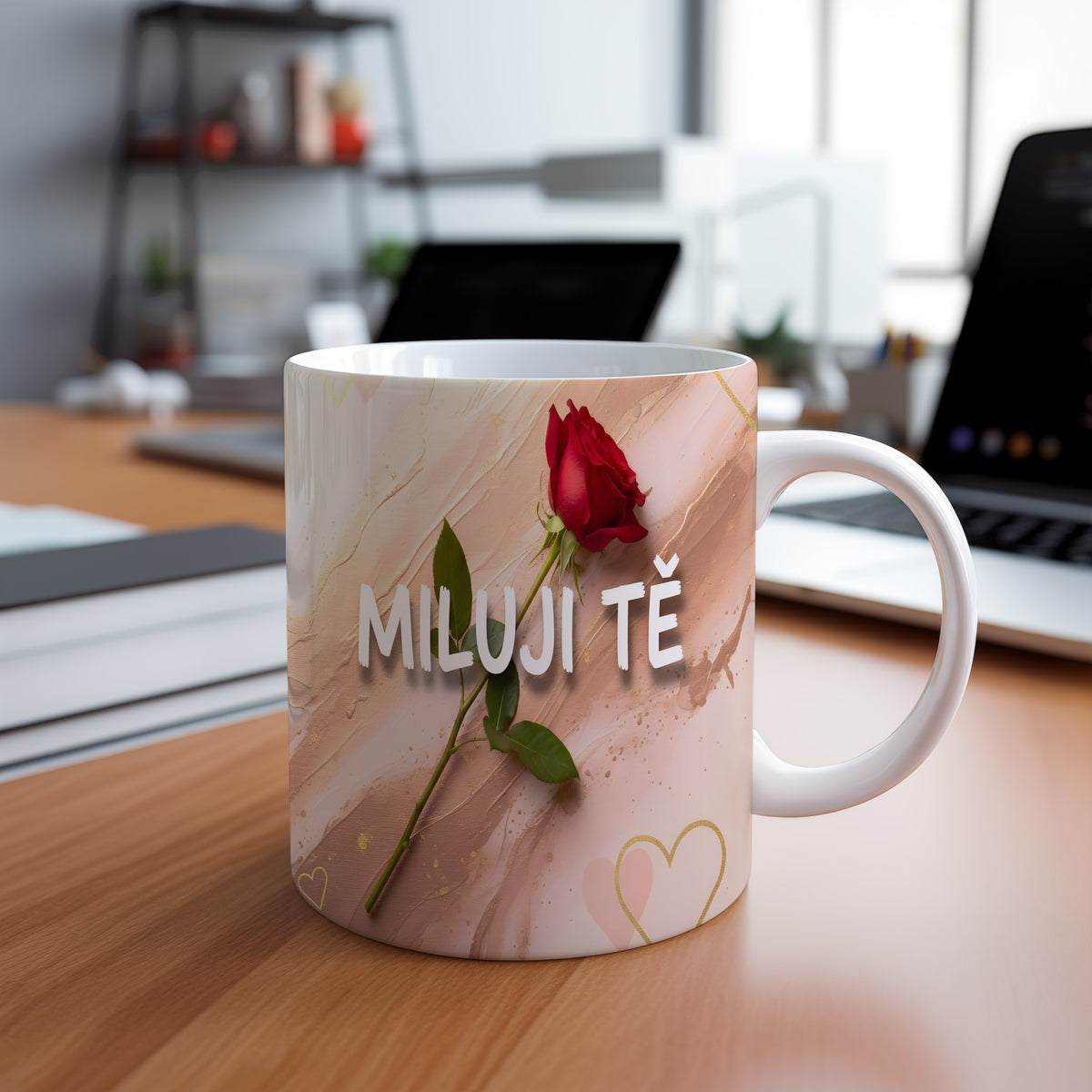 Hrnek s červenou růží a nápisem MILUJI TĚ na pastelovém pozadí.