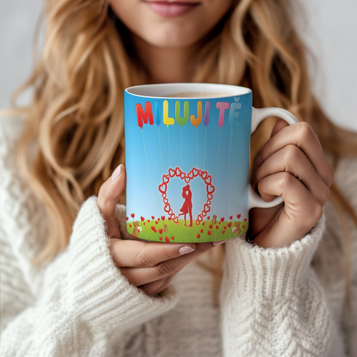 Hrnek s nápisem MILUJI TĚ, romantická scéna s balónky a srdci.