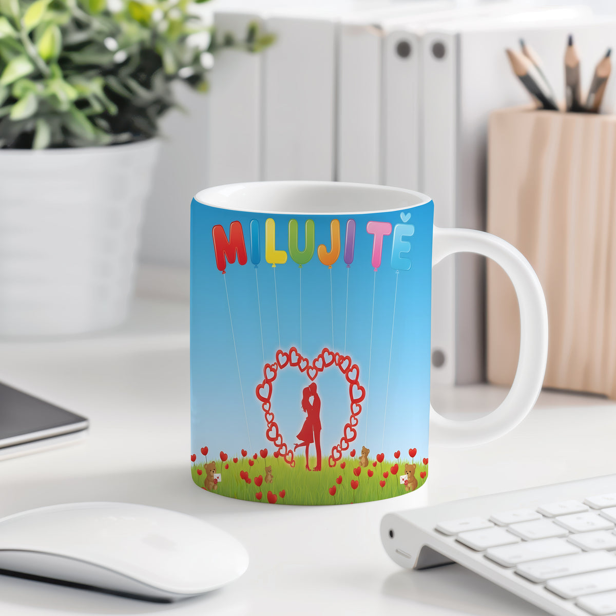 Hrnek s nápisem MILUJI TĚ, romantická scéna s balónky a srdci.