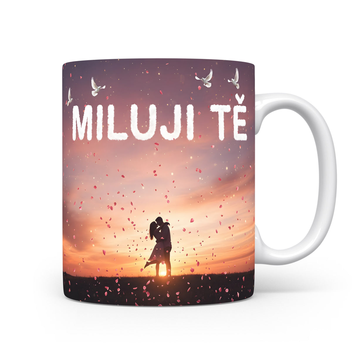 Hrnek s nápisem MILUJI TĚ, párem při západu slunce a okvětními lístky.