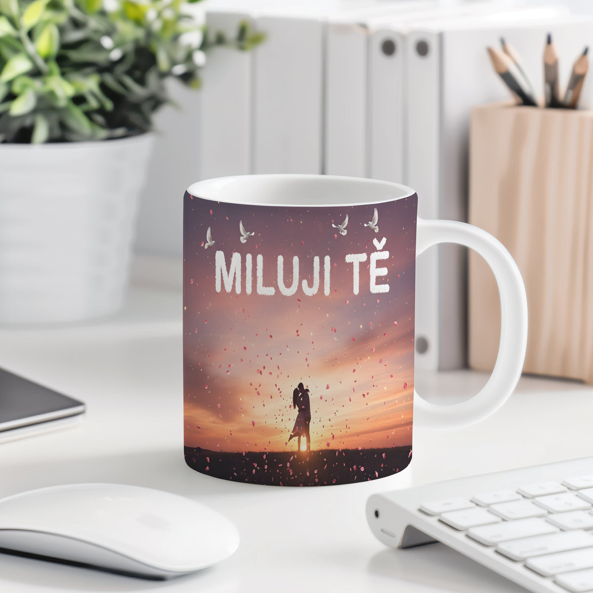 Hrnek s nápisem MILUJI TĚ, párem při západu slunce a okvětními lístky.
