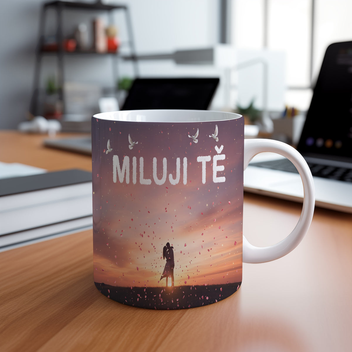 Hrnek s nápisem MILUJI TĚ, párem při západu slunce a okvětními lístky.