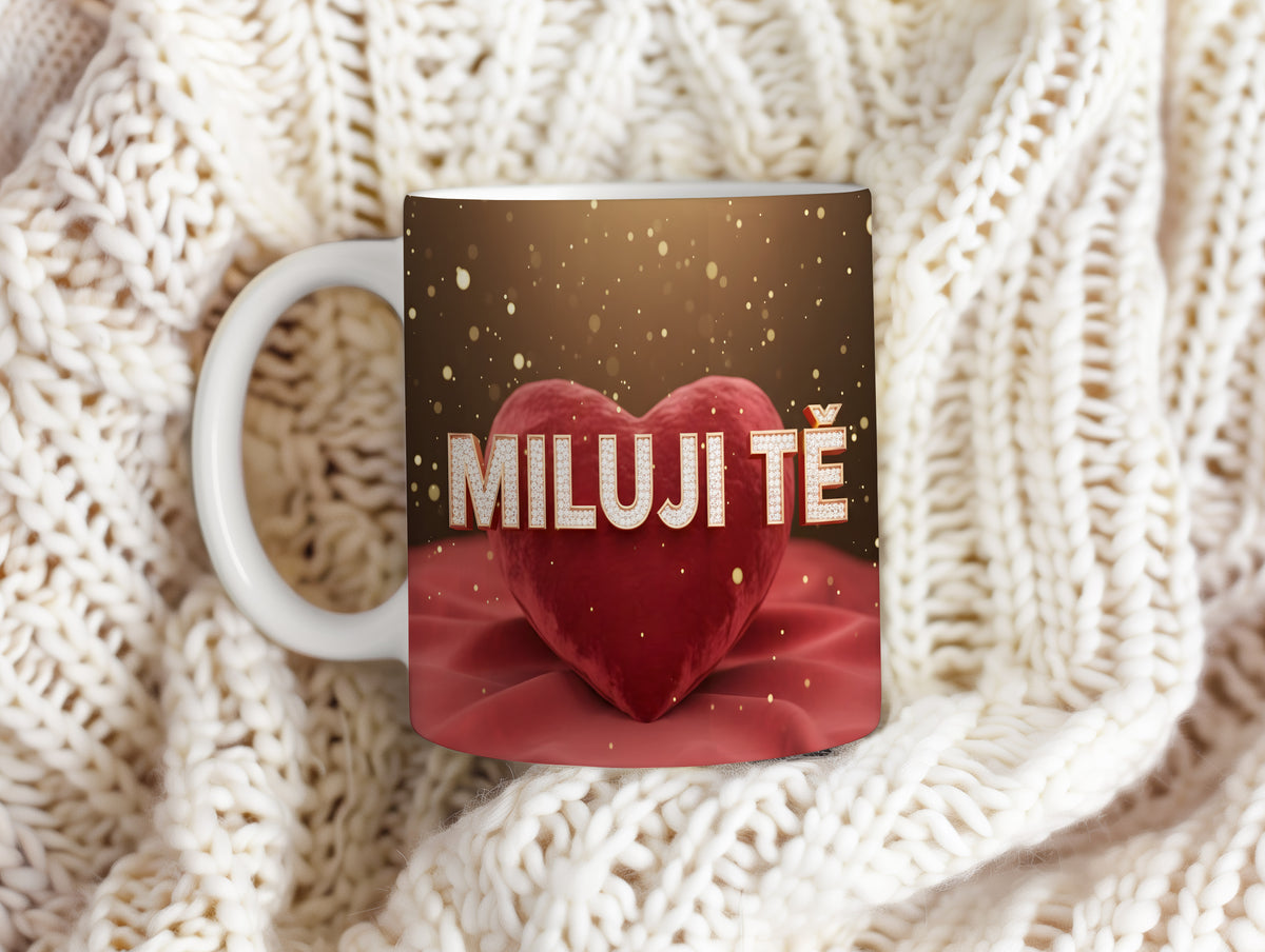 Romantický hrnek s červeným srdcem a nápisem MILUJI TĚ.