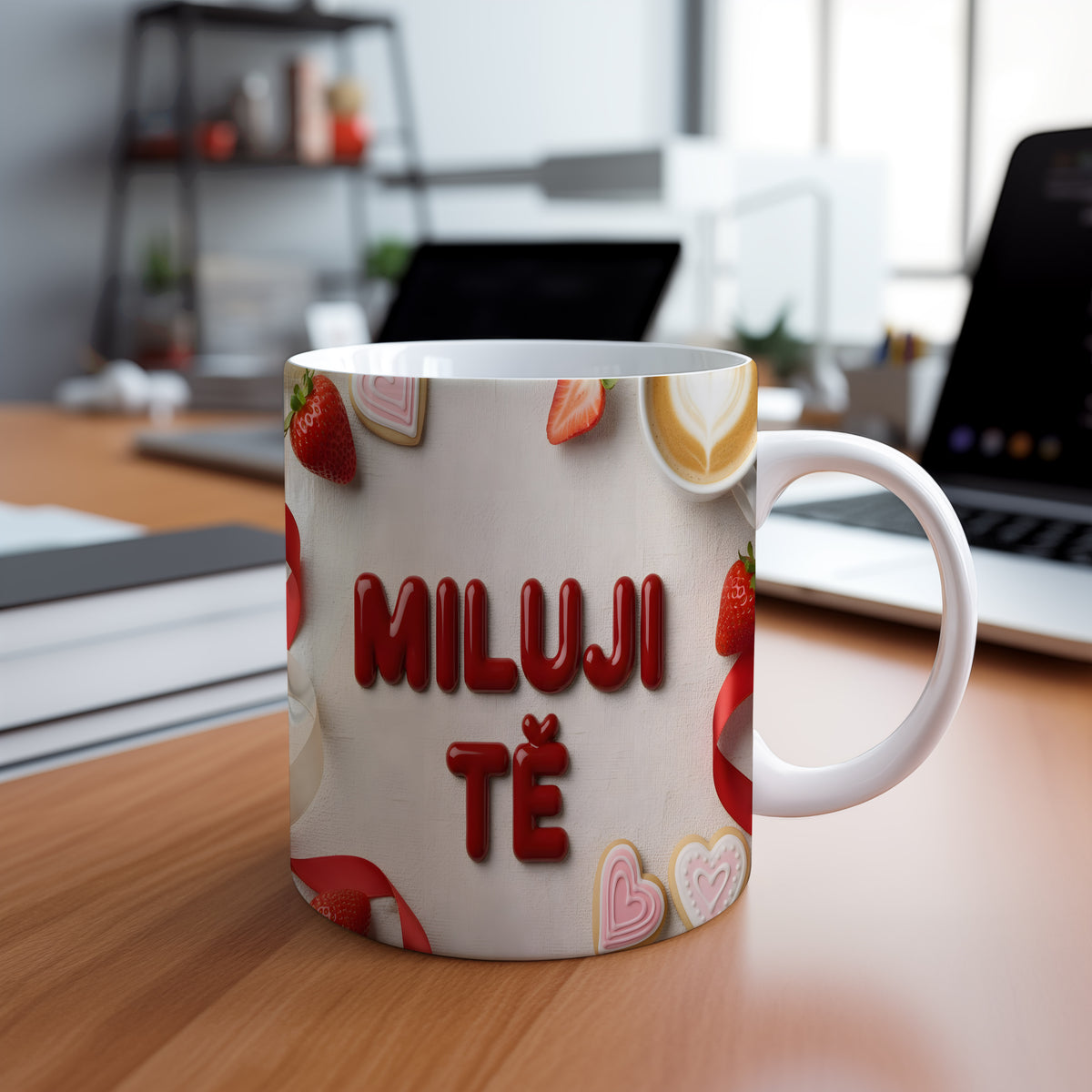 Bílý hrnek s nápisem MILUJI TĚ, ozdobený srdíčky a jahodami.