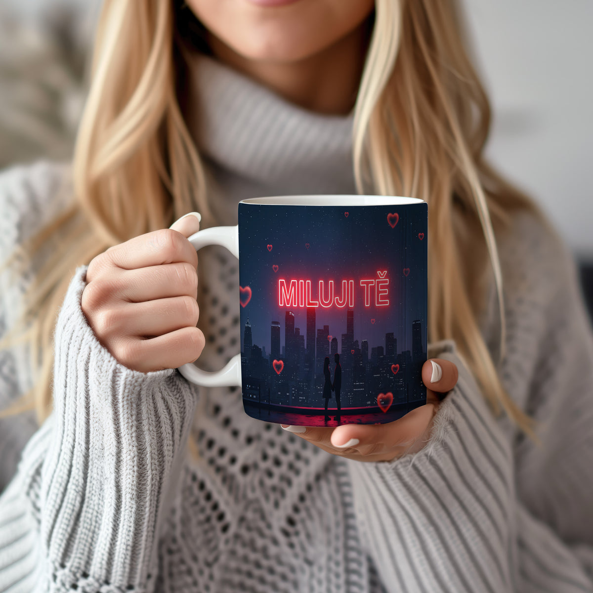 Romantický hrnek s nápisem MILUJI TĚ a nočním městským motivem.