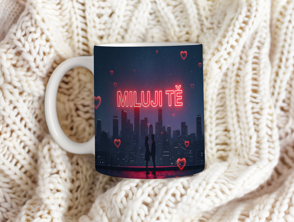Romantický hrnek s nápisem MILUJI TĚ a nočním městským motivem.