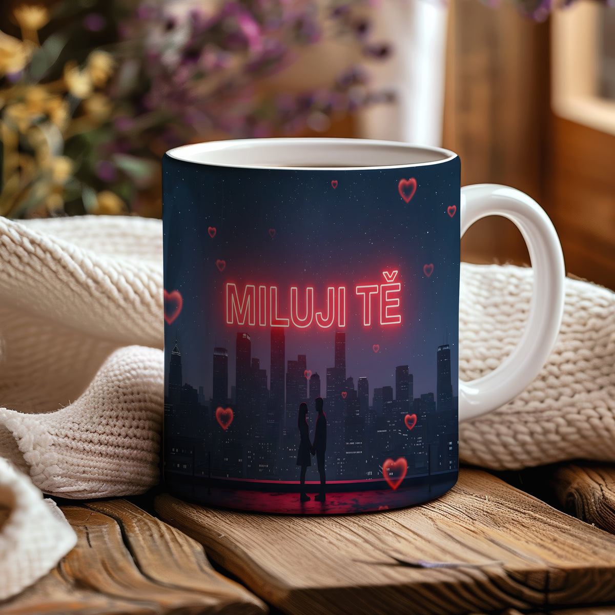 Romantický hrnek s nápisem MILUJI TĚ a nočním městským motivem.