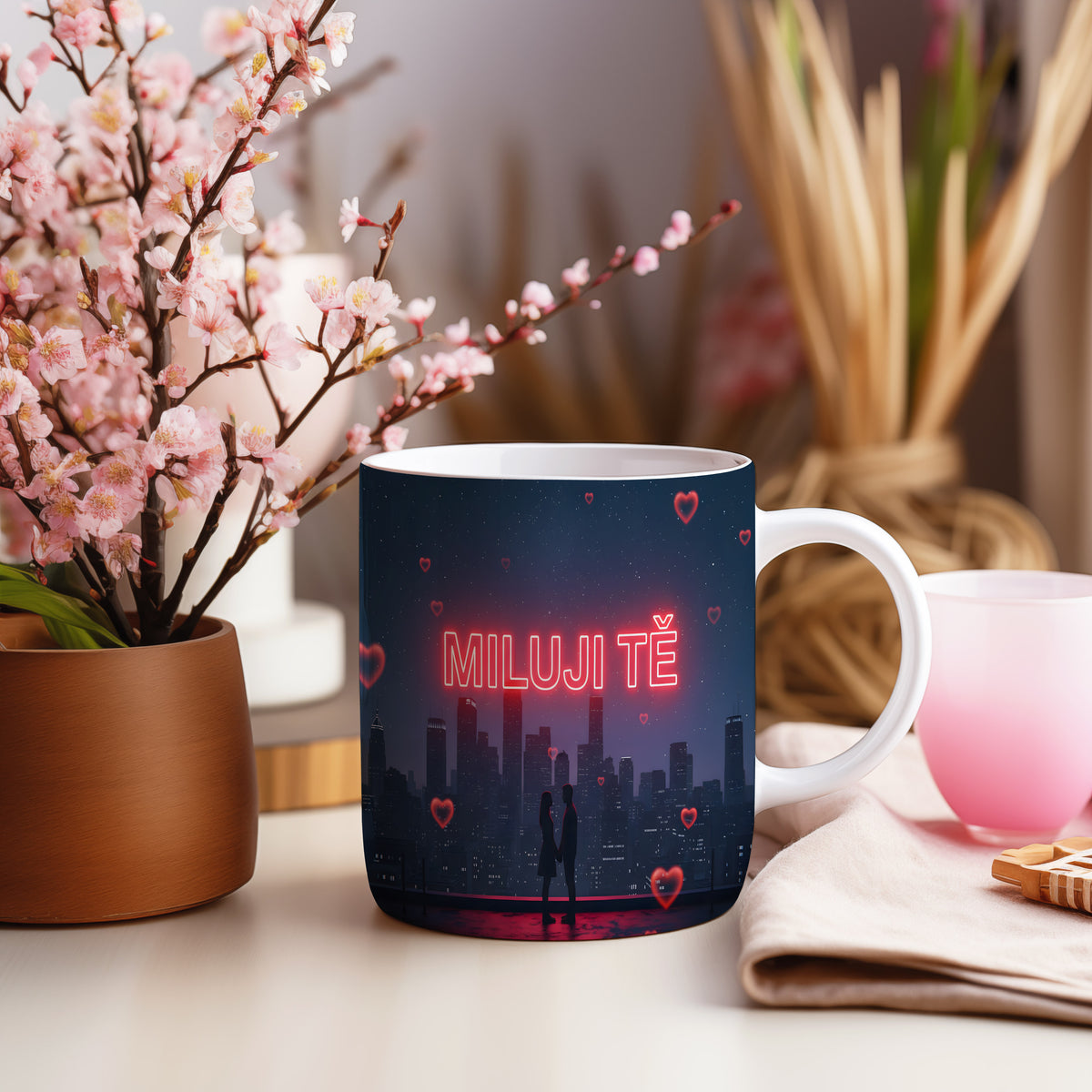 Romantický hrnek s nápisem MILUJI TĚ a nočním městským motivem.