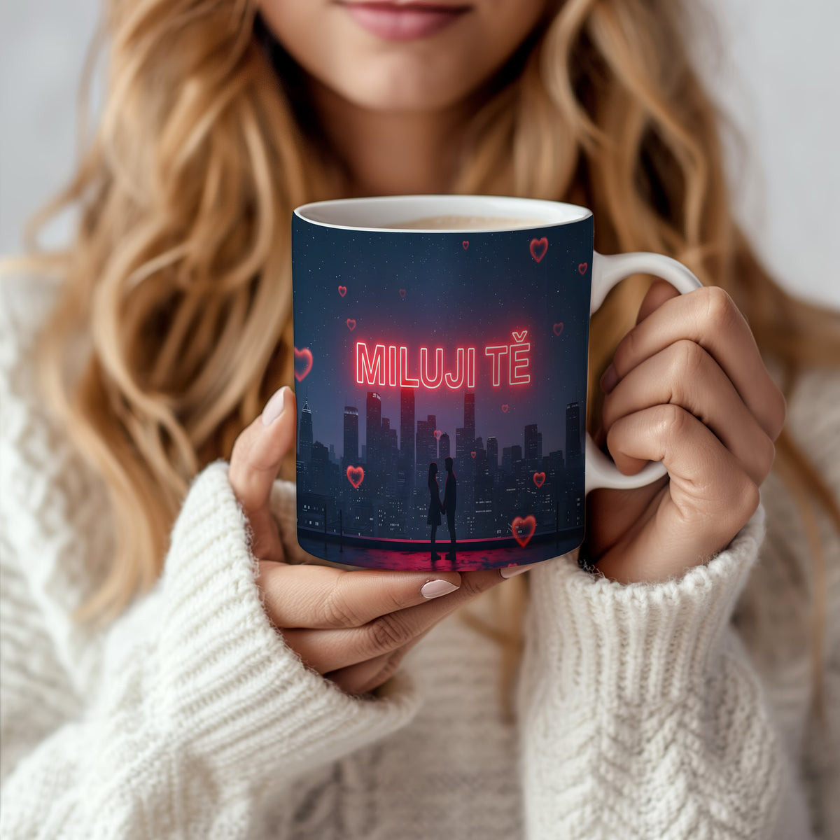 Romantický hrnek s nápisem MILUJI TĚ a nočním městským motivem.