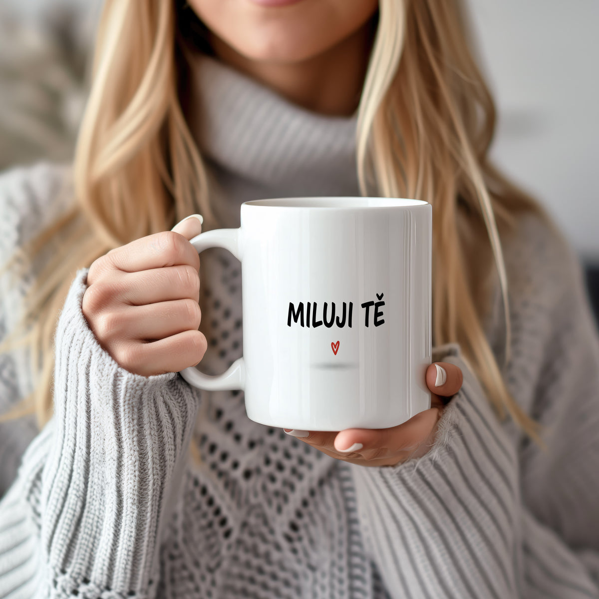 Bílý hrnek s nápisem MILUJI TĚ a červeným srdcem.