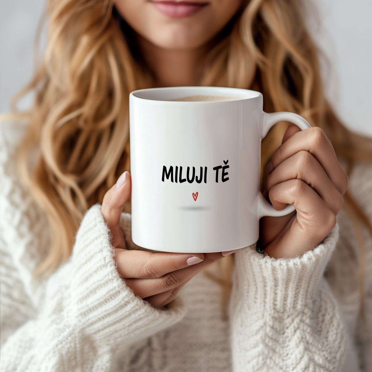 Bílý hrnek s nápisem MILUJI TĚ a červeným srdcem.