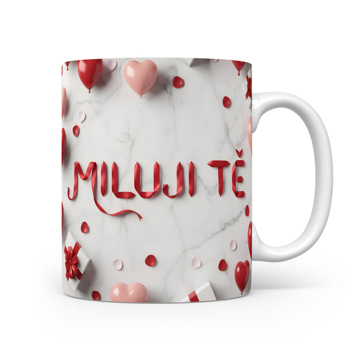 Hrnček s nápisem MILUJI TĚ na mramorovém pozadí s červenými a růžovými srdíčky.