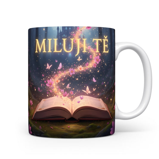 Hrnek s nápisem MILUJI TĚ, otevřená kniha a motýli v kouzelném lese.