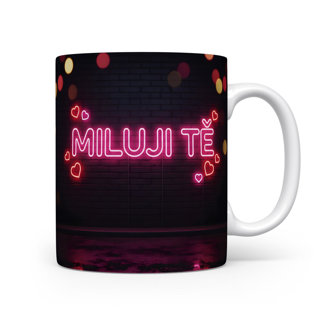 Hrnček s neonovým nápisem MILUJI TĚ a srdíčky na cihlovém pozadí.