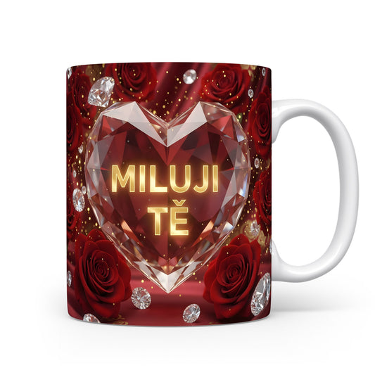 Červený hrnek s motivem srdce, růží a diamantů.