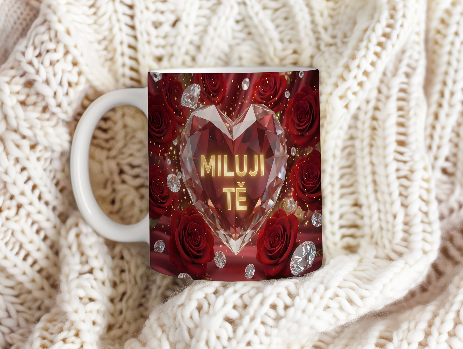Červený hrnek s motivem srdce, růží a diamantů.