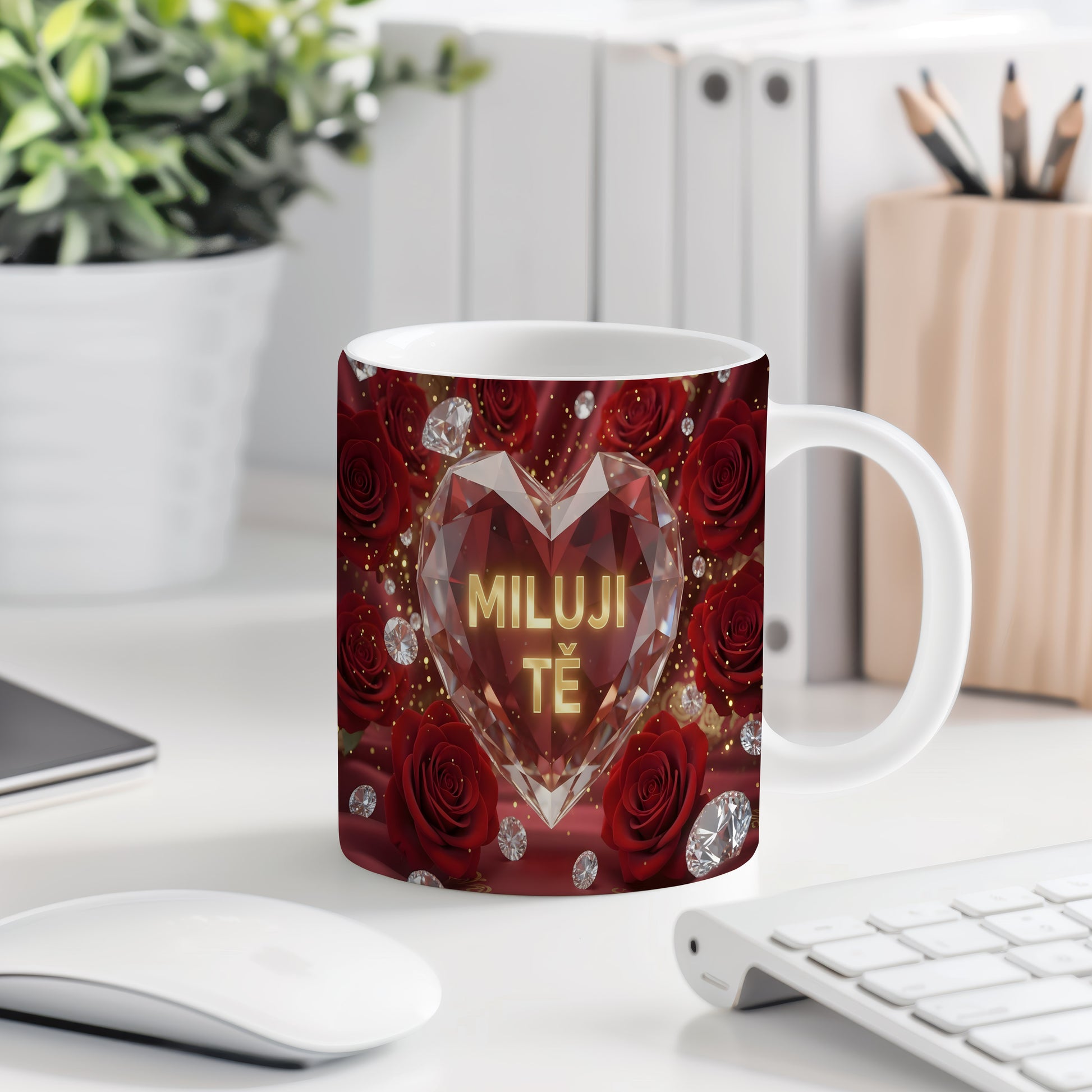 Červený hrnek s motivem srdce, růží a diamantů.