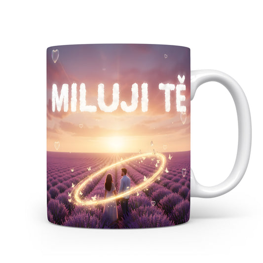 Romantický hrnek s nápisem MILUJI TĚ a západem slunce nad levandulovým polem.