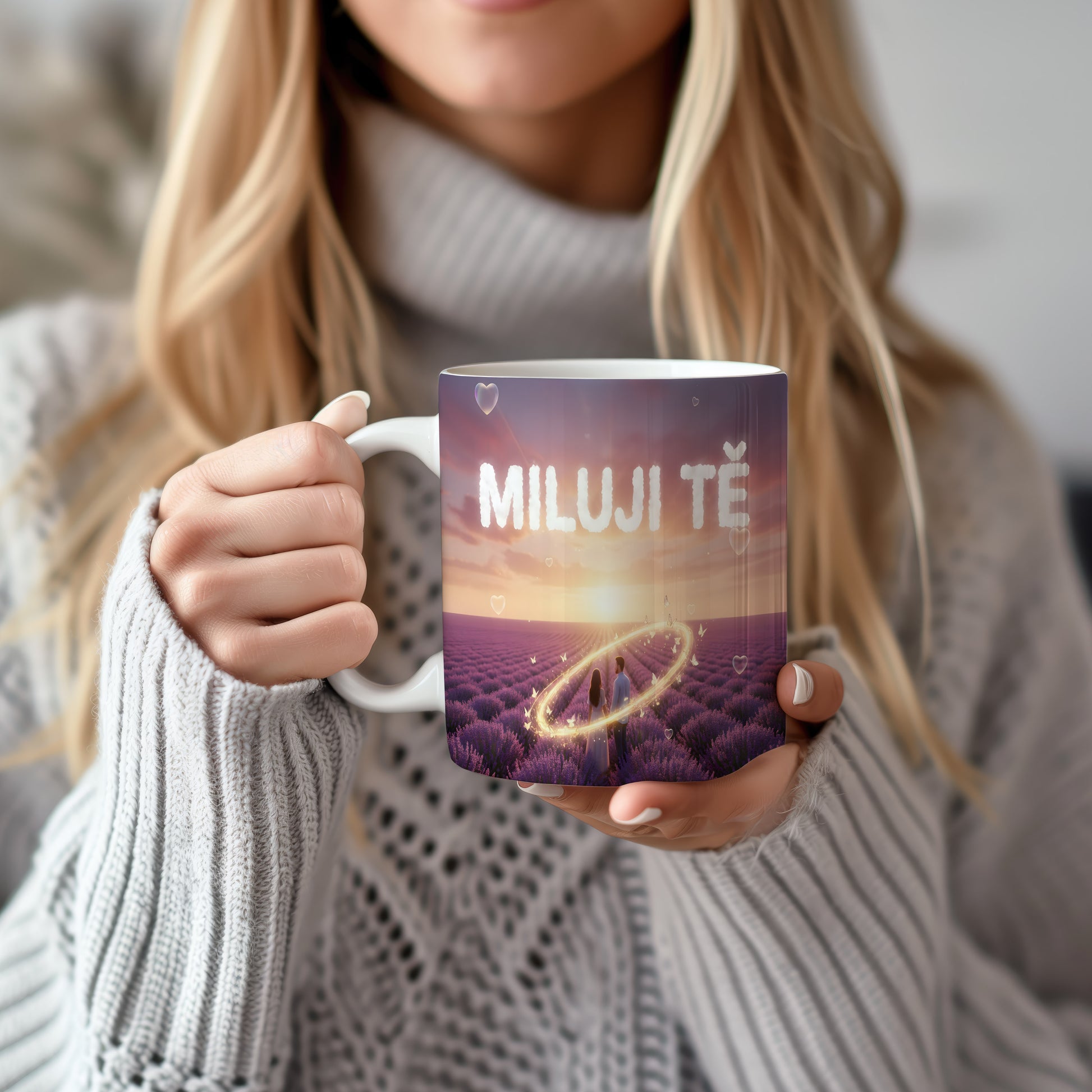 Romantický hrnek s nápisem MILUJI TĚ a západem slunce nad levandulovým polem.