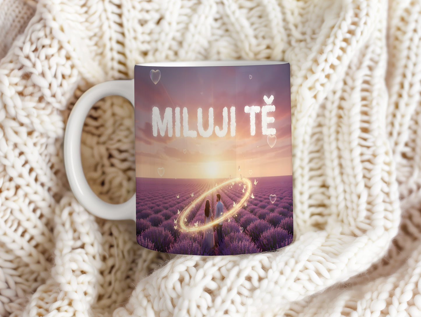 Romantický hrnek s nápisem MILUJI TĚ a západem slunce nad levandulovým polem.