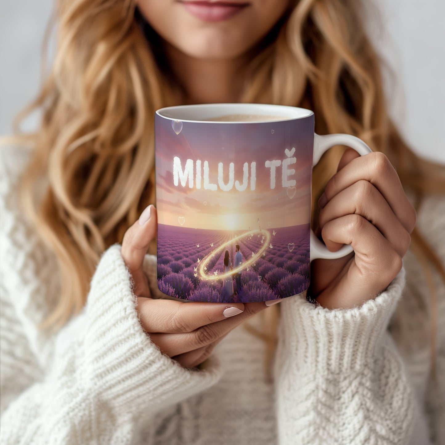 Romantický hrnek s nápisem MILUJI TĚ a západem slunce nad levandulovým polem.