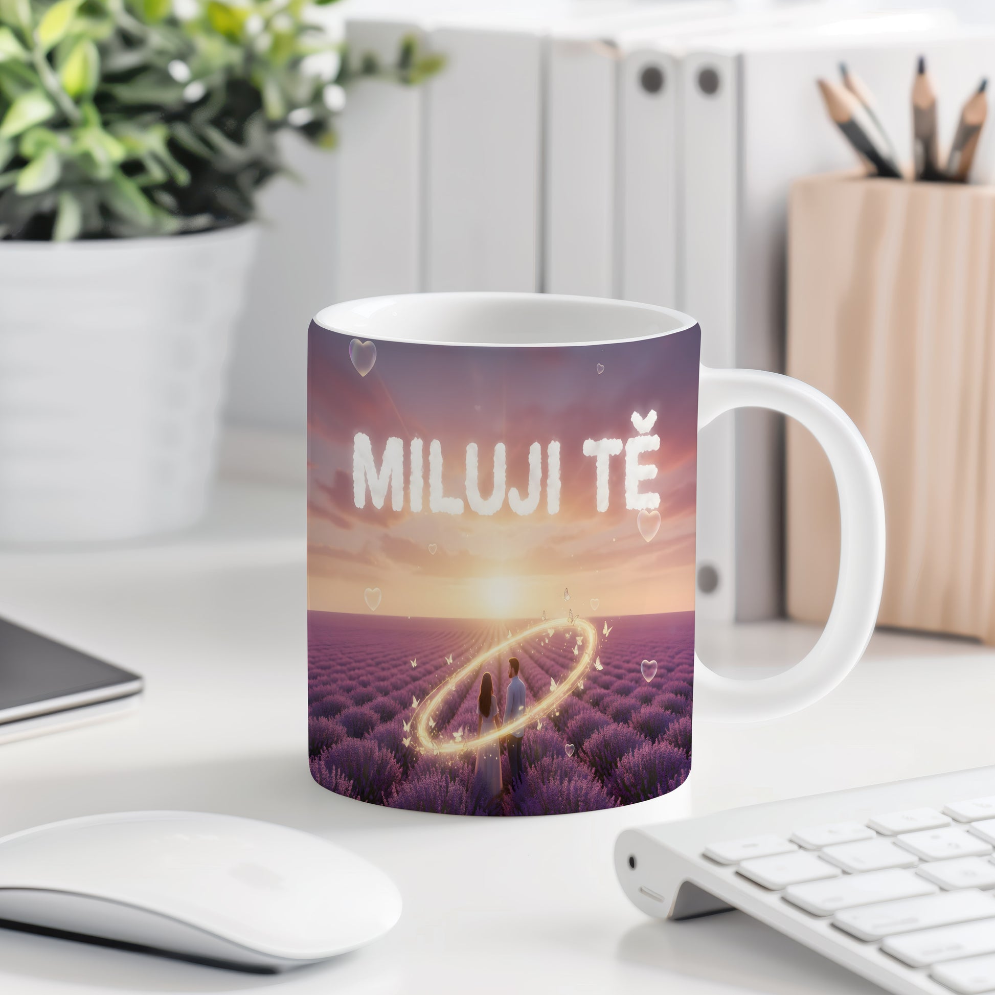Romantický hrnek s nápisem MILUJI TĚ a západem slunce nad levandulovým polem.