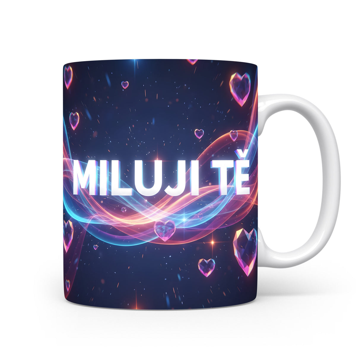 Tmavě modrý hrnek s růžovými srdci a nápisem MILUJI TĚ.