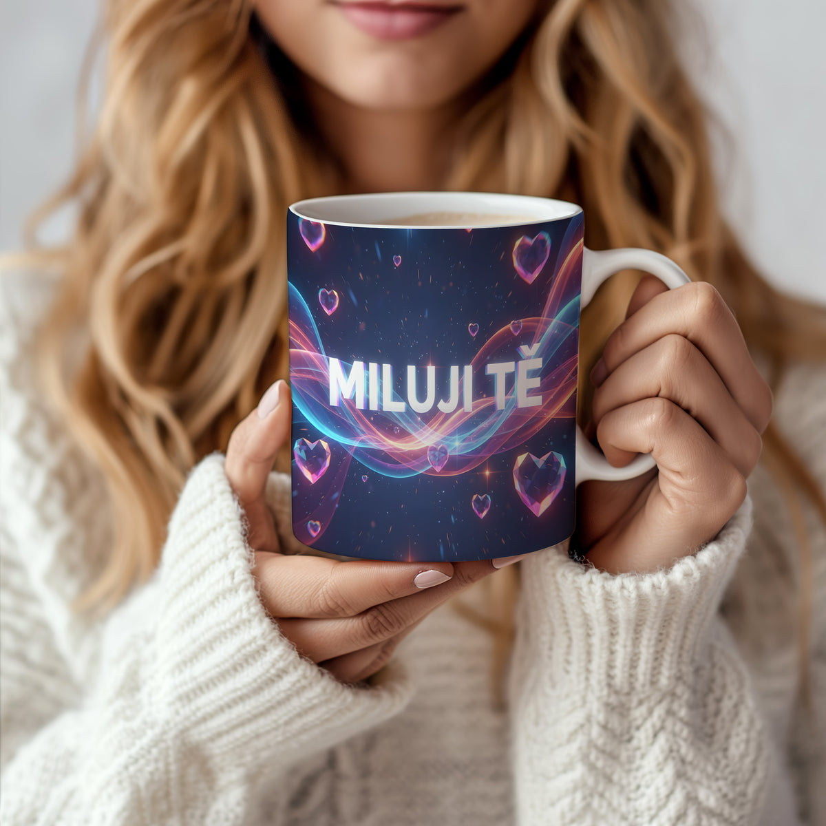 Tmavě modrý hrnek s růžovými srdci a nápisem MILUJI TĚ.