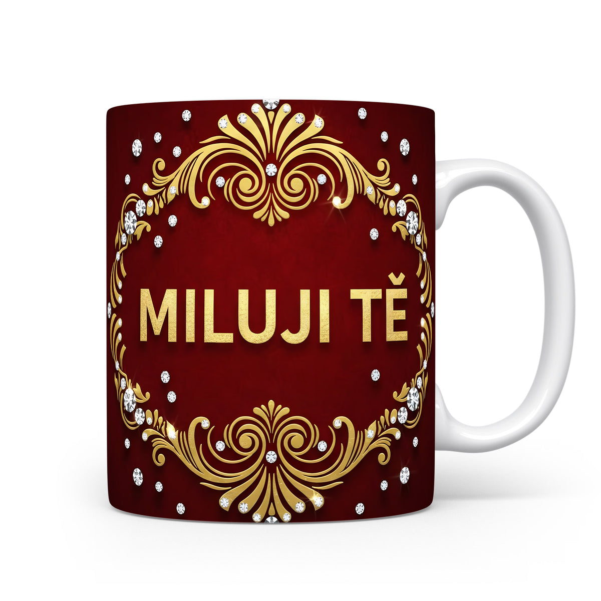 Červený hrnek se zlatými ornamenty a nápisem MILUJI TĚ.