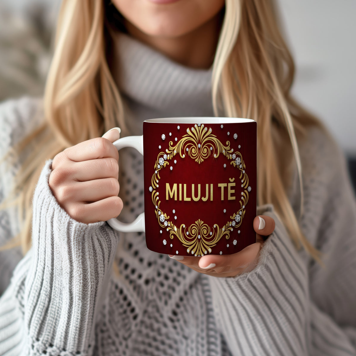 Červený hrnek se zlatými ornamenty a nápisem MILUJI TĚ.