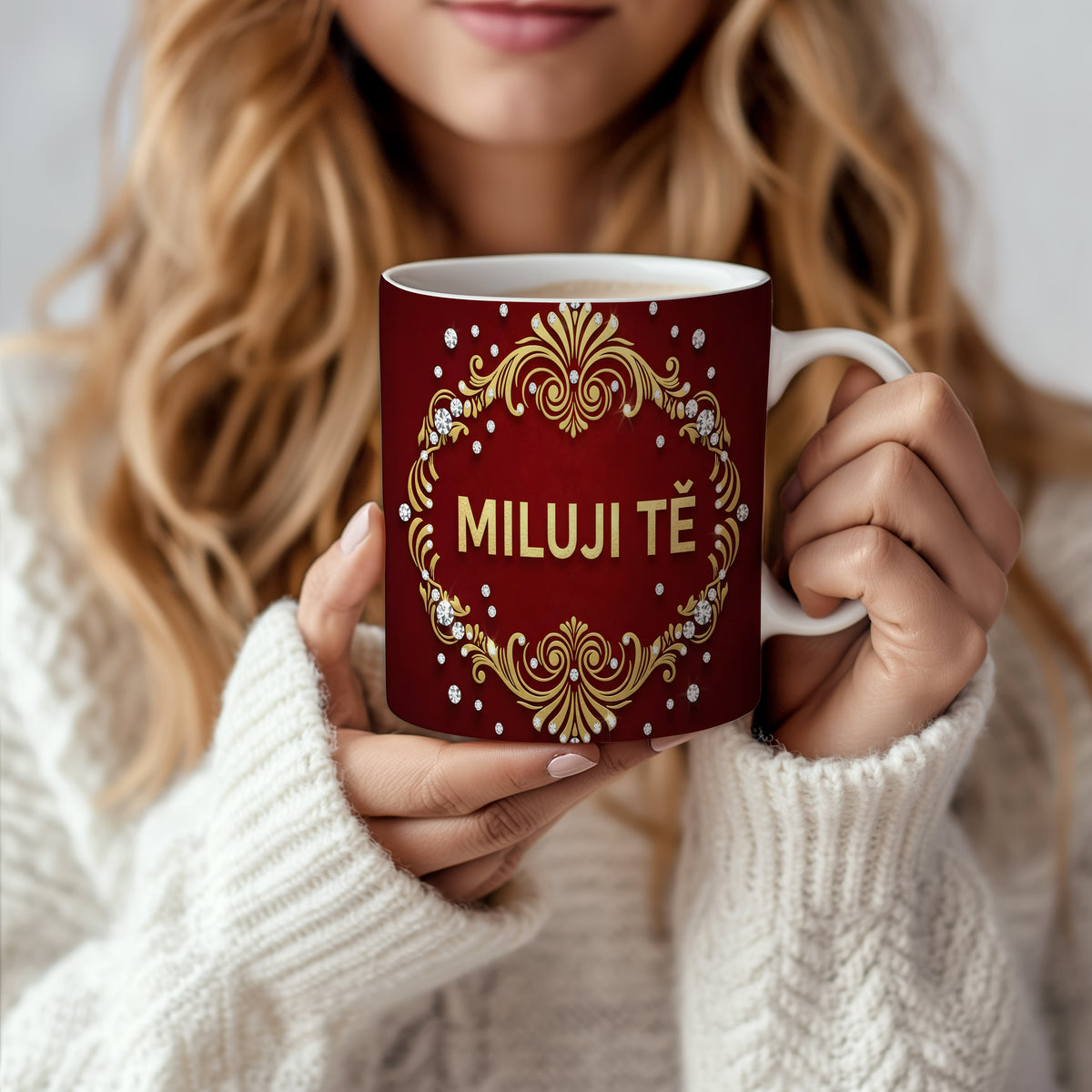 Červený hrnek se zlatými ornamenty a nápisem MILUJI TĚ.