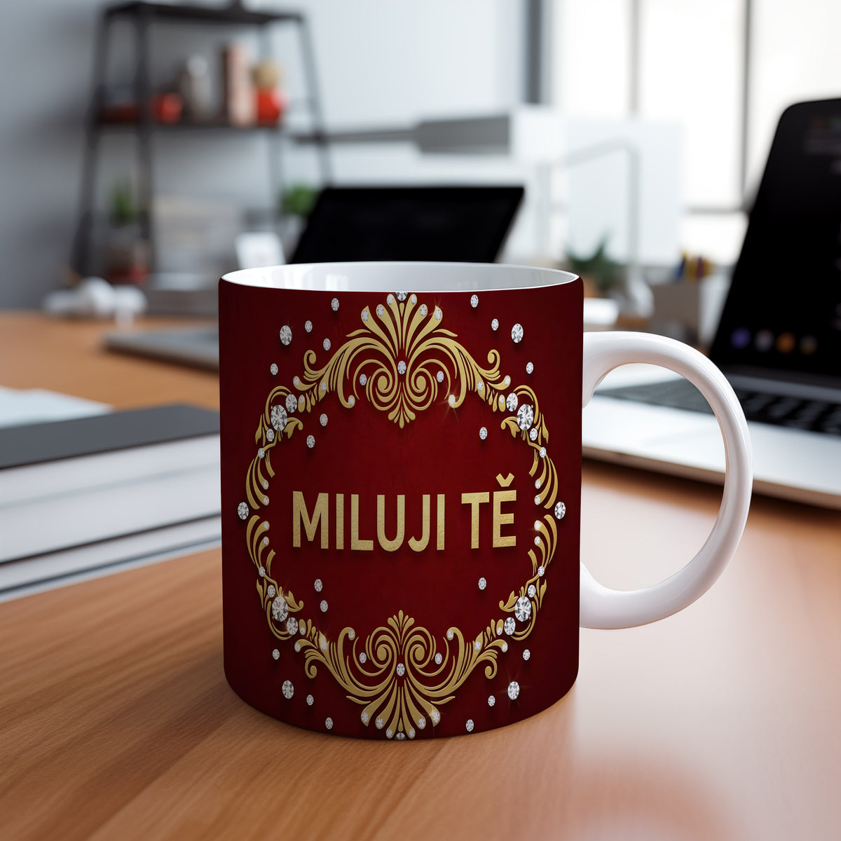 Červený hrnek se zlatými ornamenty a nápisem MILUJI TĚ.