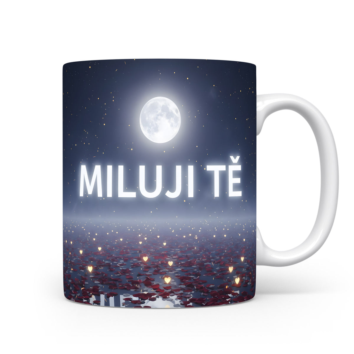 Hrnček s nápisem MILUJI TĚ pod noční oblohou s měsíčním svitem a srdíčky.