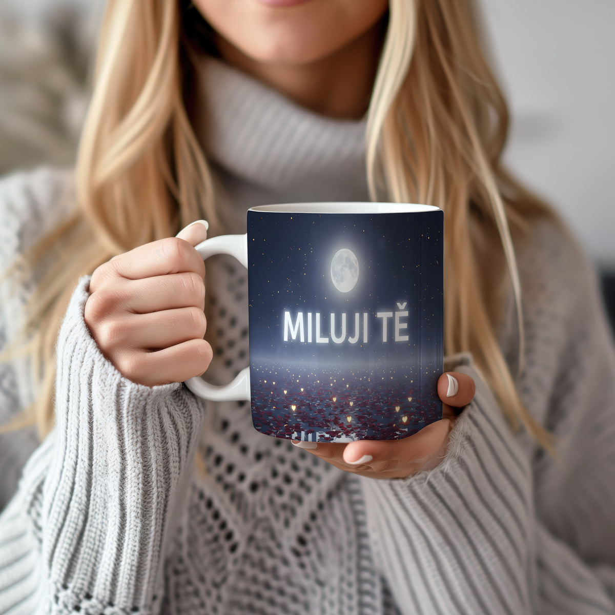 Hrnček s nápisem MILUJI TĚ pod noční oblohou s měsíčním svitem a srdíčky.