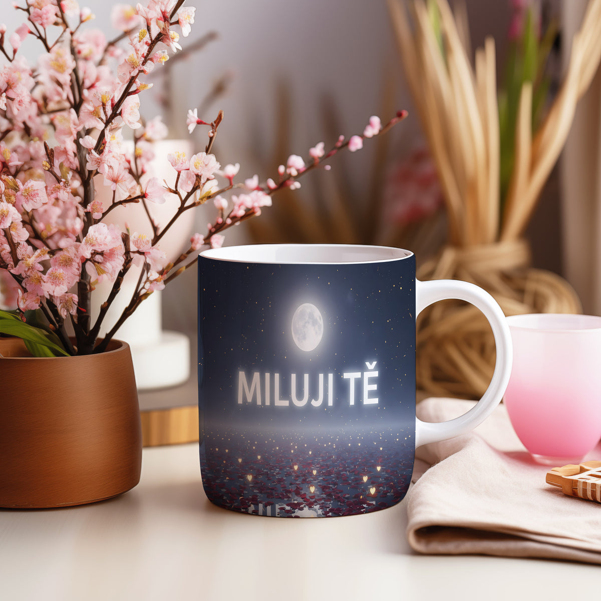 Hrnček s nápisem MILUJI TĚ pod noční oblohou s měsíčním svitem a srdíčky.