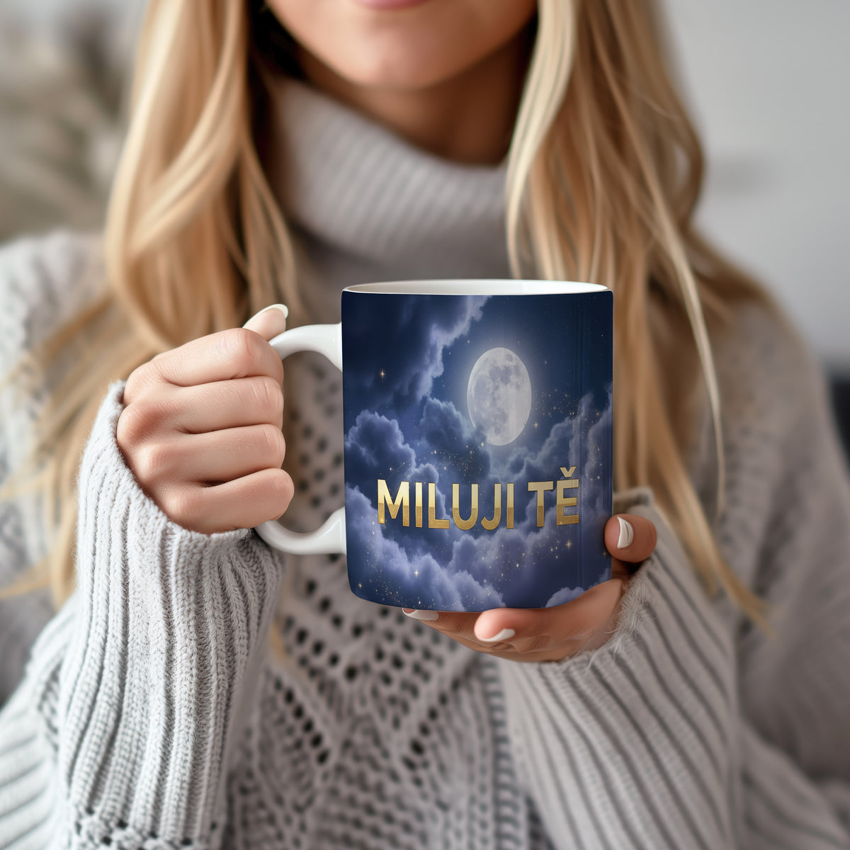Hrnček s motivem noční oblohy, měsícem a nápisem MILUJI TĚ.