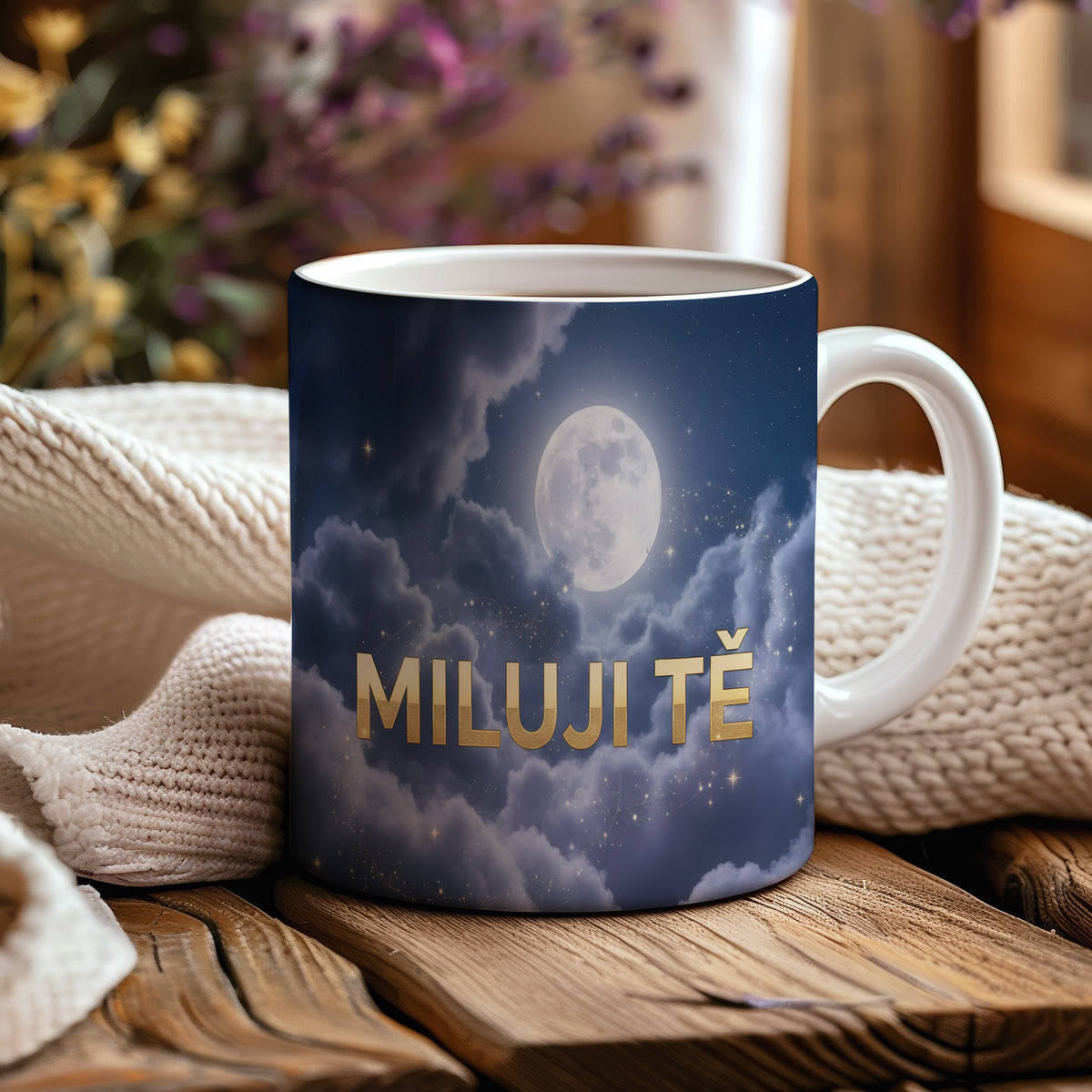 Hrnček s motivem noční oblohy, měsícem a nápisem MILUJI TĚ.