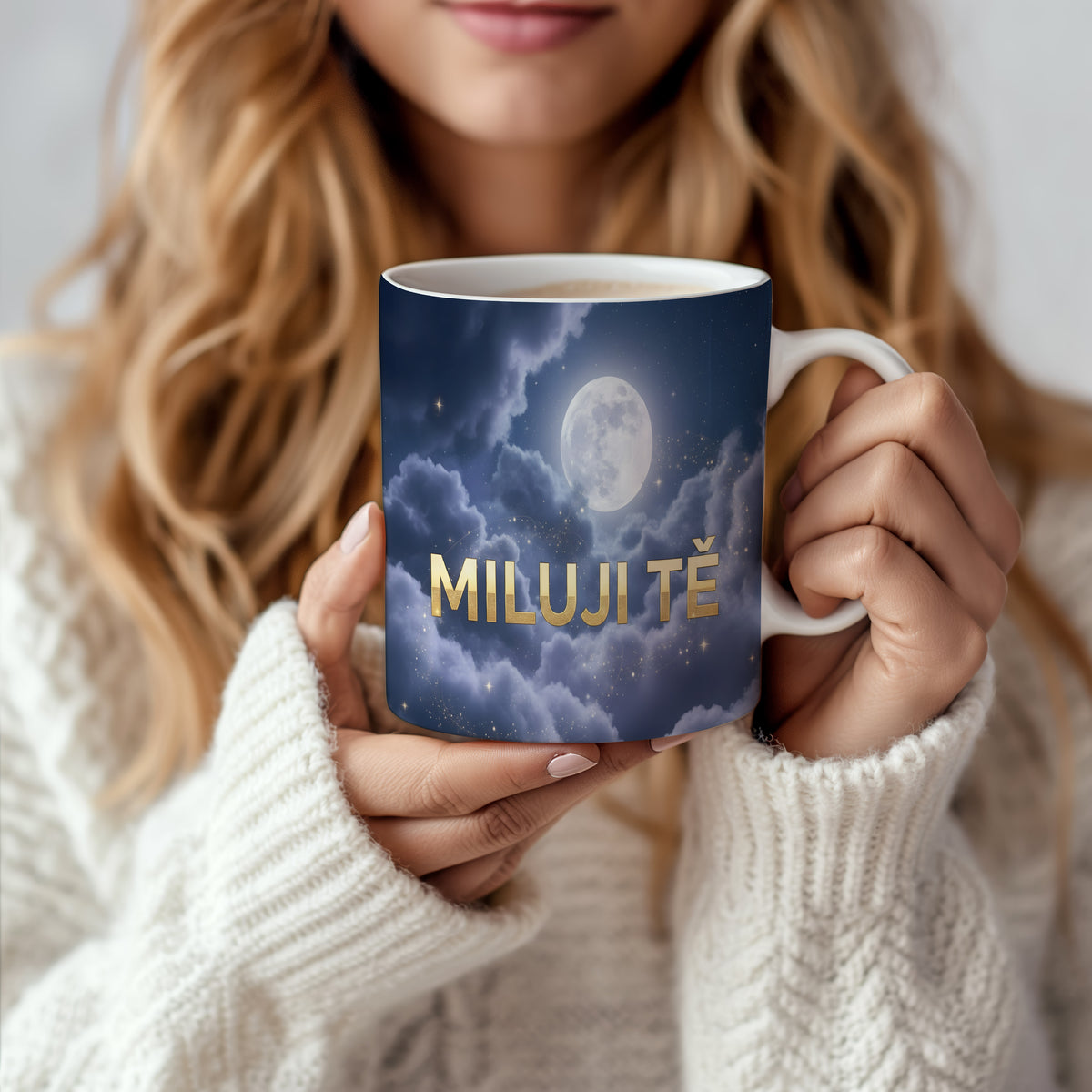 Hrnček s motivem noční oblohy, měsícem a nápisem MILUJI TĚ.