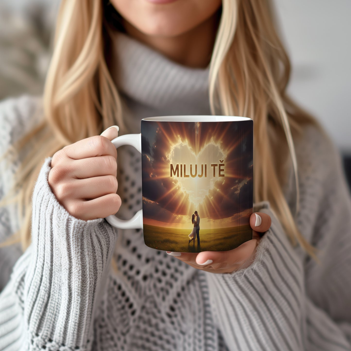 Hrnček s nápisem MILUJI TĚ a romantickým motivem slunce a srdce.
