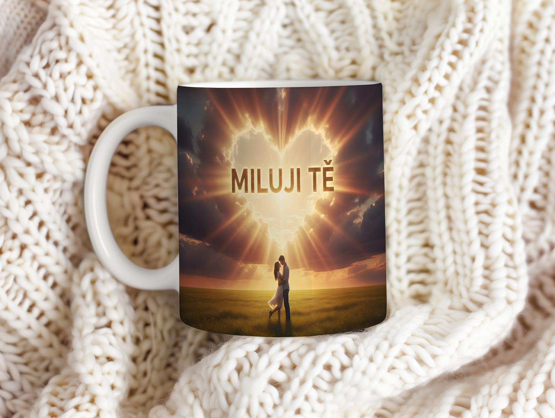 Hrnček s nápisem MILUJI TĚ a romantickým motivem slunce a srdce.