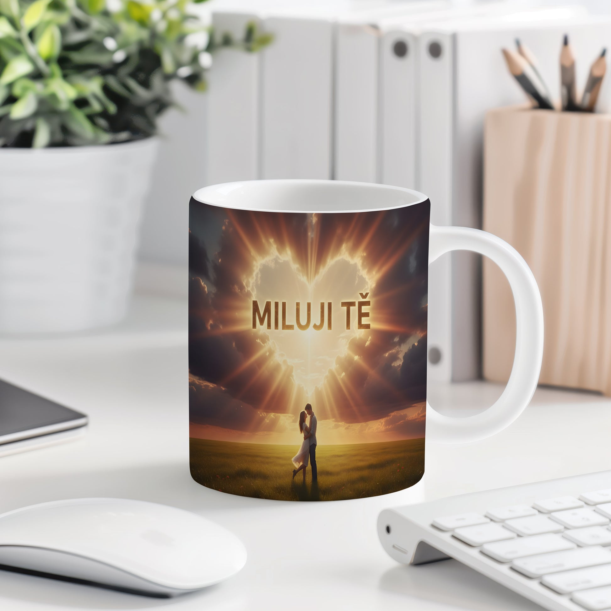 Hrnček s nápisem MILUJI TĚ a romantickým motivem slunce a srdce.