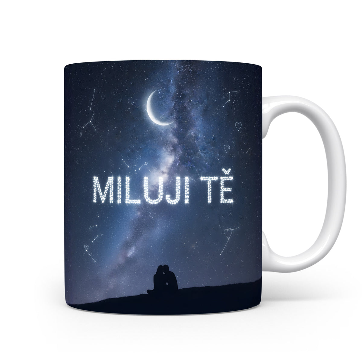 Hrnek s nápisem 'Miluji tě' a hvězdnou oblohou.