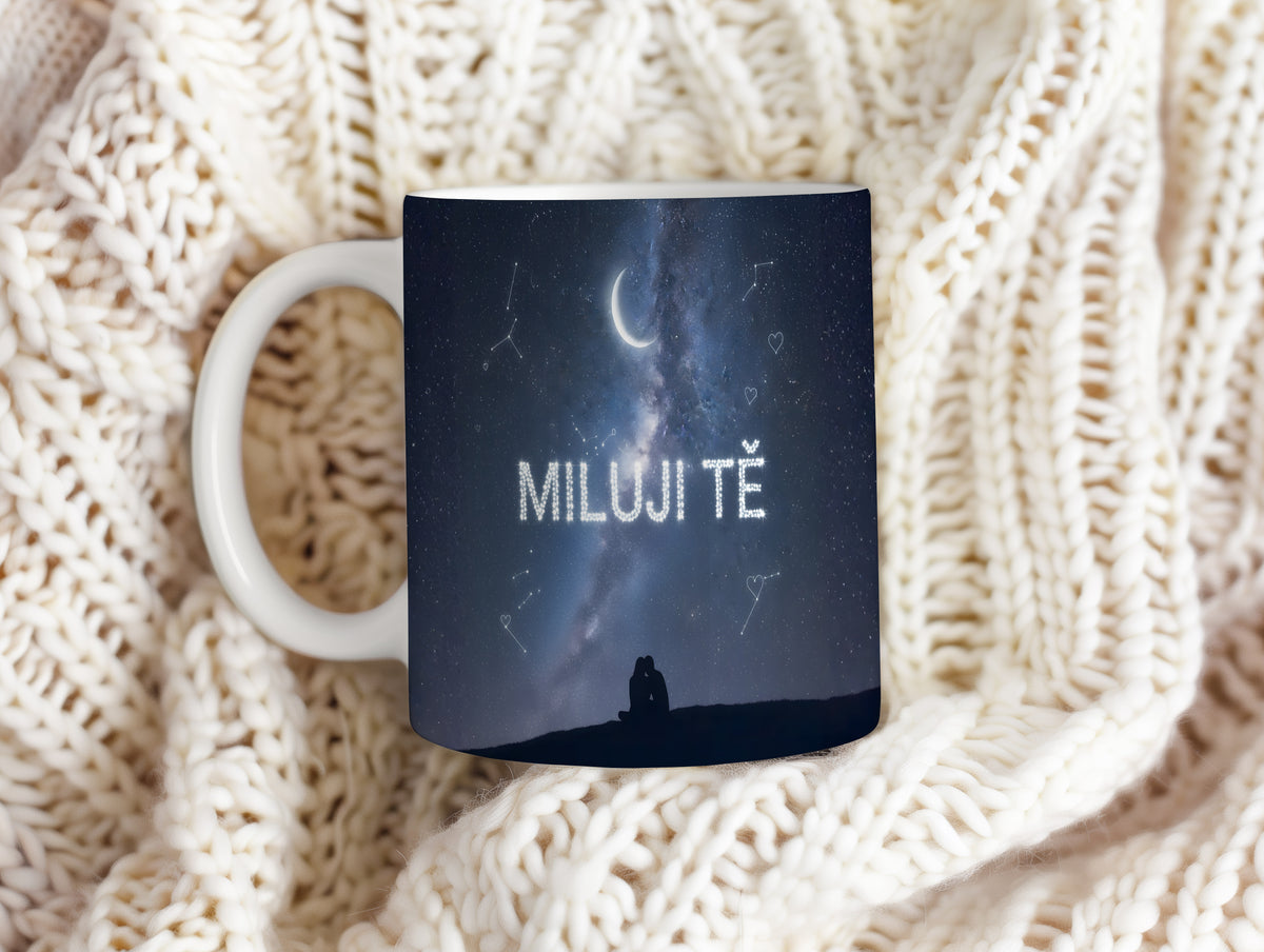 Hrnek s nápisem 'Miluji tě' a hvězdnou oblohou.