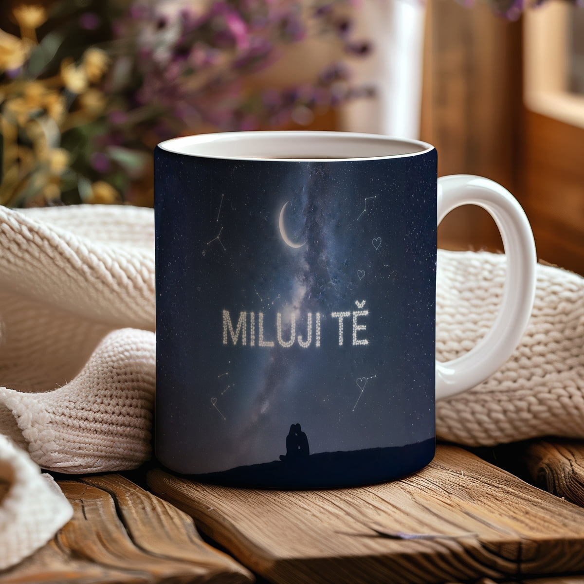 Hrnek s nápisem 'Miluji tě' a hvězdnou oblohou.