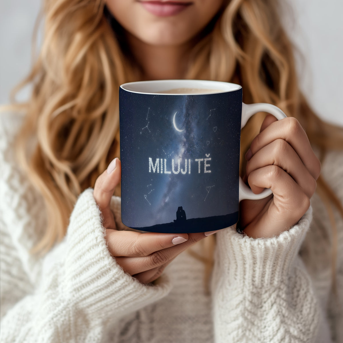 Hrnek s nápisem 'Miluji tě' a hvězdnou oblohou.